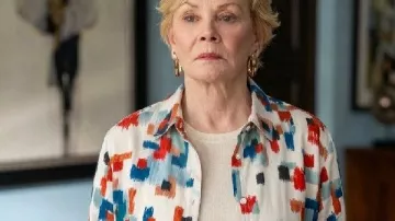 Hacks S05 Jean Smart Chemise abstraite à motif carré portée par Deborah Vance (Jean Smart) telle que vue dans Hacks
