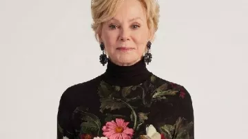 Hacks S05 Jean Smart Blusa de cuello alto floral usada por Deborah Vance (Jean Smart) vista en Hacks (S05)