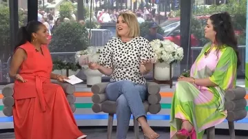 Sandalias Loeffler Randall Camellia con tira en el tobillo usadas por Kimmay Caldwell, como se ve en Today with Jenna & Sheinelle el 29 de mayo de 2026