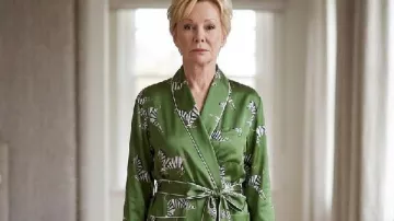 Hacks S05 Jean Smart Motif peignoir Zebra porté par Deborah Vance (Jean Smart) tel que vu dans Hacks (S05)