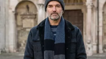 La chaqueta de forro polar estampada de Will Forte de Four Seasons S02 que lleva Jack (Will Forte) como se ve en The Four Seasons (T02)