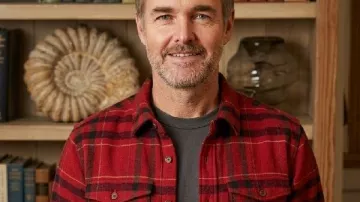 Camisa roja de cuadros de Will Forte Las Cuatro Estaciones S02 que lleva Jack (Will Forte) tal como se ve en Las Cuatro Estaciones (T02)