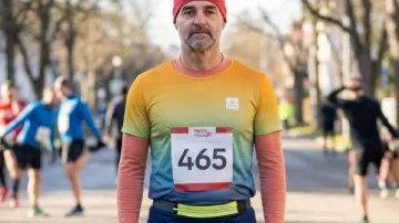 La camiseta de Four Seasons Will Forte Drip Dye Flow que lleva Jack (Will Forte) como se ve en The Four Seasons (S02)