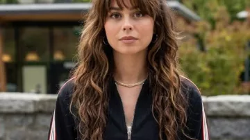 Chaqueta negra Off Campus Mika Abdalla que lleva Allie Hayes (Mika Abdalla) como se ve en Off Campus (S01)