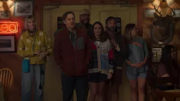 Chaqueta Microdini reversible con concha Patagonia llevada por Jack (Will Forte) como se ve en Las Cuatro Estaciones (S02E01)