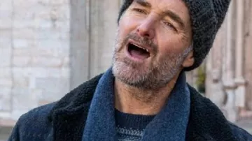 La chaqueta de forro polar estampada de las Cuatro Estaciones que lleva Jack (Will Forte) como se ve en Las Cuatro Estaciones (T02)