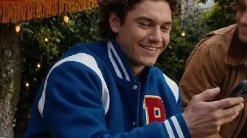 Chaqueta azul Varsity Garrett Graham fuera del campus usada por Garrett Graham (Belmont Cameli) tal como se ve en Fuera del campus (S01)