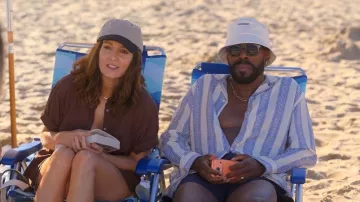 Silla portátil de playa exterior biplegable de exterior GCI que lleva Kate (Tina Fey) como se ve en Las Cuatro Estaciones (S02E03)