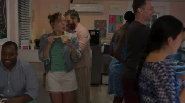 Los pantalones cortos vaqueros perfectos en blanco de azulejo que lleva Ginny (Erika Henningsen) como se ve en Las Cuatro Estaciones (S02E03)