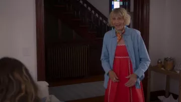Vestido de verano Alemais Contessa que lleva Anne Pagano (Kerri Kenney-Silver) como se ve en Las Cuatro Estaciones (S02E04)