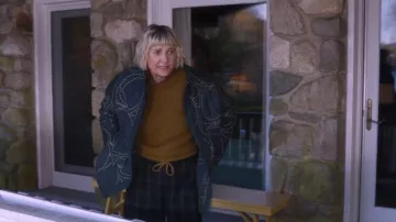 Chaqueta acolchada Mirth Tahoe llevada por Anne Pagano (Kerri Kenney-Silver) como se ve en Las Cuatro Estaciones (S02E05)