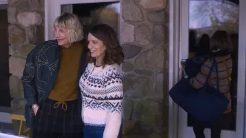 Cárdigan Tovah de terciopelo que lleva Kate (Tina Fey) como se ve en Las Cuatro Estaciones (S02E05)