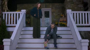 Chaqueta Sherpa de las Pequeñas Hermanas Mayores que lleva Kate (Tina Fey) como se ve en Las Cuatro Estaciones (S02E05)