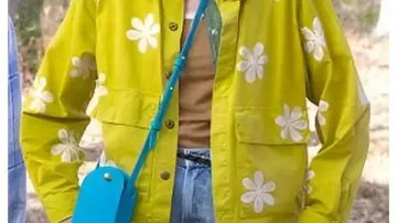 Chaqueta amarilla de estampado de margaritas que lleva Anne Pagano (Kerri Kenney-Silver) en Las Cuatro Estaciones