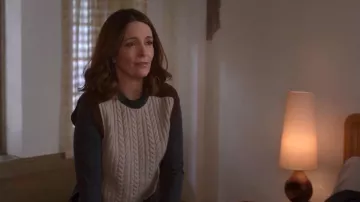 Chaleco de trenzas de cachemir marrón marrón Merino + Snood que lleva Kate (Tina Fey) como se ve en Las Cuatro Estaciones (S02E07)