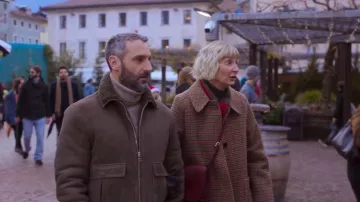 Abrigo de lana cuadrado vibrante Toast que lleva Anne Pagano (Kerri Kenney-Silver) como se ve en Las Cuatro Estaciones (S02E07)