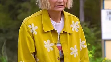 La chaqueta de margaritas amarillas de Cuatro Estaciones S02 de Kerri Kenney
