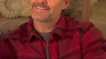 Camiseta de cuadros rojos de Will Forte The Four Seasons S02
