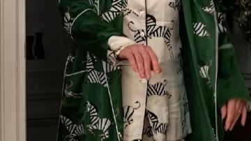 Bata verde estampada que lleva Deborah Vance (Jean Smart) en Hacks
