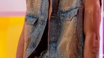 Chaleco vaquero adornado usado por (Sincere Brown) en Love Island USA
