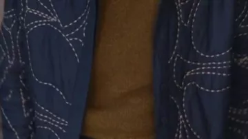 Chaqueta acolchada que lleva Anne Pagano (Kerri Kenney-Silver) en Las Cuatro Estaciones