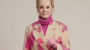 Jean Smart Hacks S05 Trench-Coat à imprimé floral porté par Deborah Vance (Jean Smart) tel que vu dans Hacks (S05)