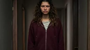 Euphoria S03 Zendaya Con capucha granate usada por Rue Bennett (Zendaya) como se ve en Euphoria (S03E08)