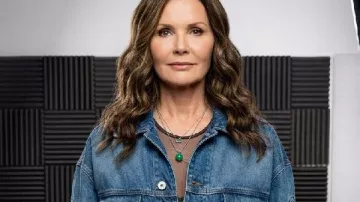 Chaqueta vaquera azul Geena Davis de The Boroughs 2026 llevada por Claire Cooper (Jena Malone) tal como se ve en The Boroughs (S01)