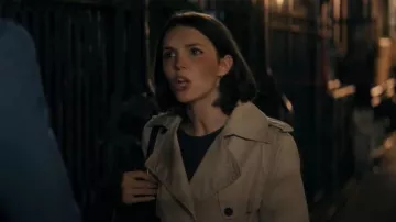 Aritzia The Finch Trench Coat worn by AJ Pascarelli (Ella Hunt) as seen in Not Suitable for Work (S01E01)