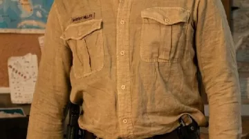 Camisa beige usada por (Boyd Stevens) en FROM
