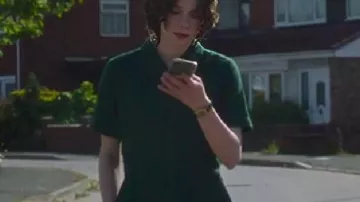 Una buena guía para chicas para asesinar mono verde que lleva Pip Fitz-Amobi (Emma Myers) como se ve en Guía de una buena chica para asesinar (T02)