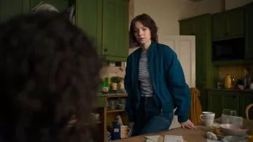 La camiseta de bebé de manga larga y canalé de Levi's llevada por Pip Fitz-Amobi (Emma Myers) como se ve en Guía de una buena chica para asesinar (S02E02)