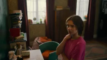 T-shirt avec le logo JJXX porté par Pip Fitz-Amobi (Emma Myers) tel que vu dans A Good Girl’s Guide to Murder (S02E02)