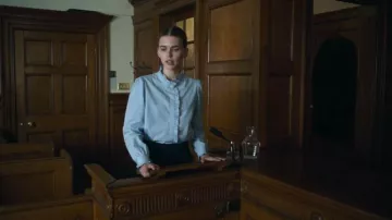 Camisa de cuello con masa de tarta de ropa de la tripulación, azul claro, llevada por Becca Bell (Carla Woodcock) como se ve en Guía de una buena chica para asesinar (S02E02)