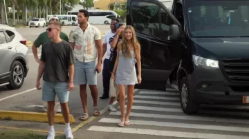 Más próximamente: Vestido Mini Roseta Azul Claro con Haste Halter que lleva Maddi Reese visto en Southern Hospitality (S04E10)