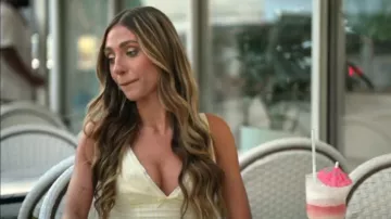Oh Polly Marissa Detalle de lazo: Un vestido mini de línea que lleva Maddi Reese visto en Southern Hospitality (S04E11)