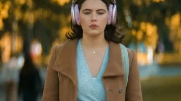 Off Campus 2026 Hannah Wells Brown Coat worn by Hannah Wells (Ella Bright) as seen in Off Campus (S01)