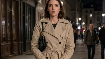 No apto para el trabajo Gabardina beige de AJ Pascarelli 2026 usado por AJ Pascarelli (Ella Hunt) como se ve en No apto para el trabajo (S01)