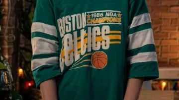 Camiseta verde llevada por AJ Pascarelli (Ella Hunt) en No Apto para el Trabajo