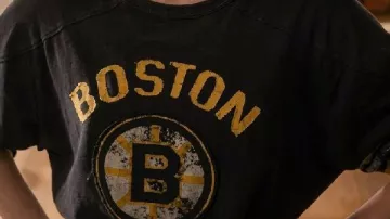 Camiseta negra llevada por AJ Pascarelli (Ella Hunt) en No apto para el trabajo
