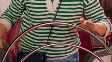 Jersey de rayas verdes que lleva Kate (Tina Fey) en Las Cuatro Estaciones