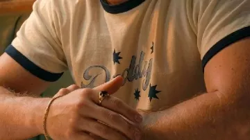 T-shirt imprimé porté par (Stephen Kalyn) hors campus