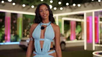 Londres desencantado a las 6 de la mañana con un vestido largo recortado por Melanie Moreno visto en Love Island USA (S08E01)