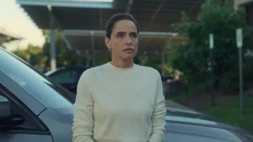 Aritzia Bare Cashmere Bloor Sweater worn by Mel Cooper (Amanda Peet) as seen in Your Friends & Neighbors (S02E08)