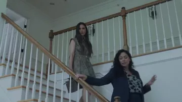 Camisa de cinturón corto Dior Dioriviera de algodón beige usado por Samantha 'Sam' Levitt (Olivia Munn) tal y como se ve en Tus amigos y vecinos (S02E09)