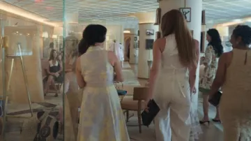 Camisa sin mangas con cinturón de Donna Karan que lleva Samantha 'Sam' Levitt (Olivia Munn) como se ve en Your Friends & Neighbors (S02E09)