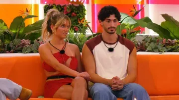 Cotton On Cropped Fit Muscle usado por Zach Georgiou visto en Love Island USA (S08E01)