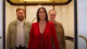 Chaqueta de terciopelo Temperley London Clove llevada por Padma Lakshmi vista en America's Culinary Cup (S01E03)