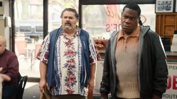 Camisa polo hawaiana de Hilo Hattie llevada por Rusty Boyd (Bobby Moynihan) como se ve en La caída y el ascenso de Reggie Dinkins (S01E10)