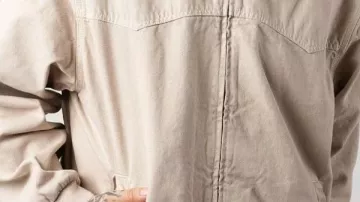Chaqueta bomber beige que lleva (Hannah Wells) en Off Campus